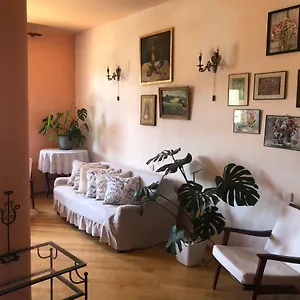 feel-at-home-tbilisi.alltbilisihotels.com/